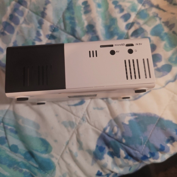 LED Projector - Picture 4 of 11